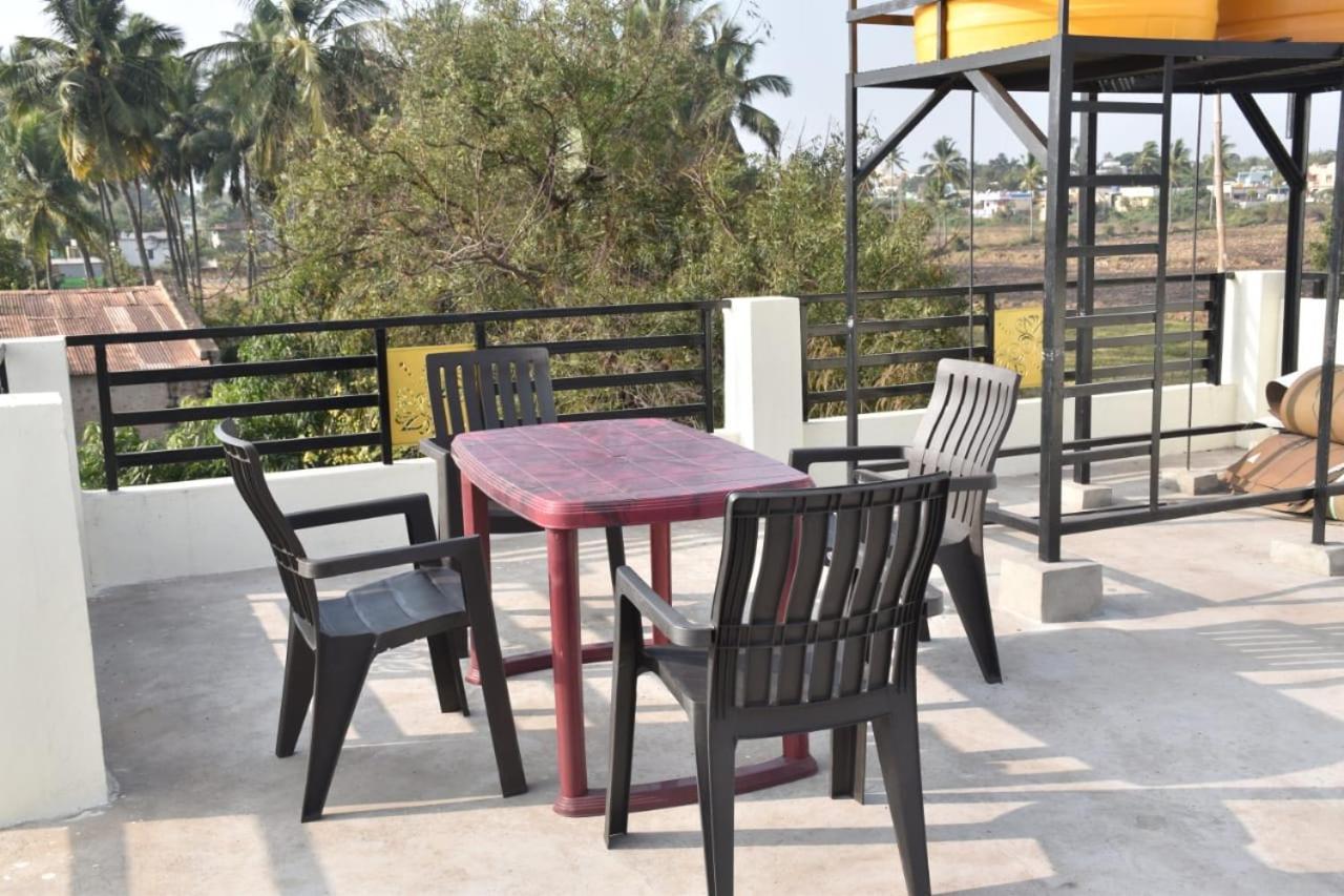 Coconut Homestay Хампи Екстериор снимка
