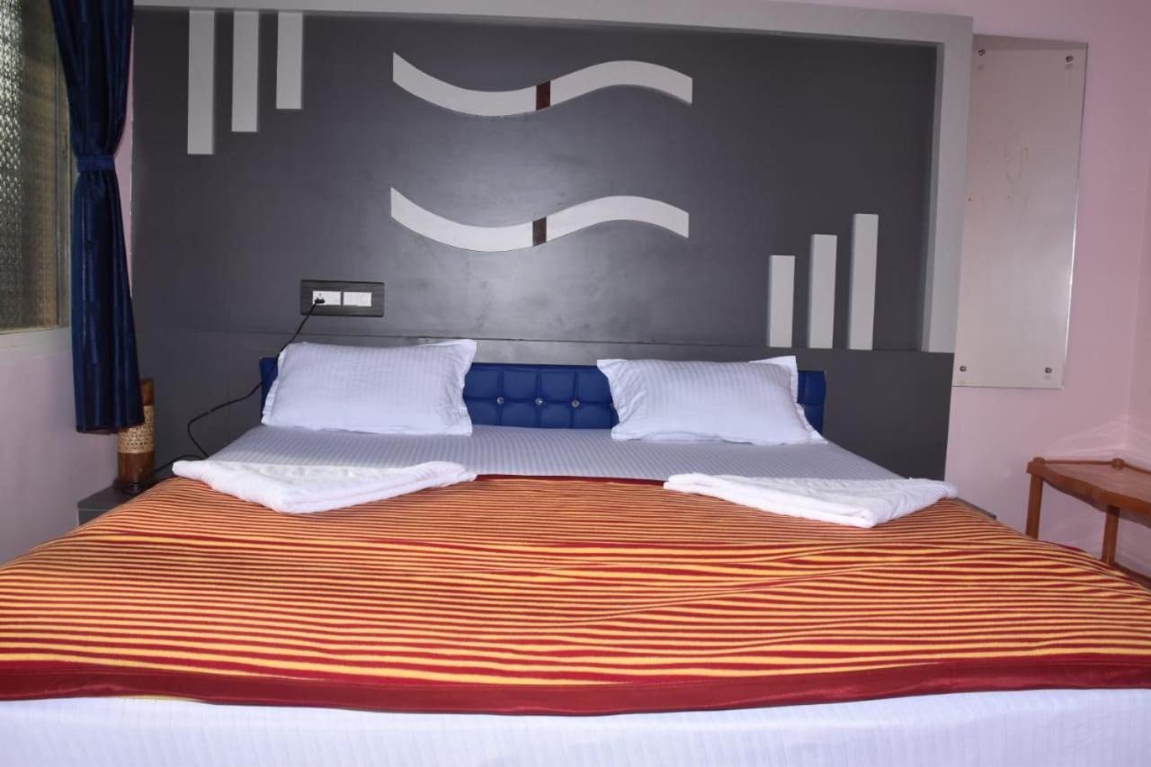 Coconut Homestay Хампи Екстериор снимка