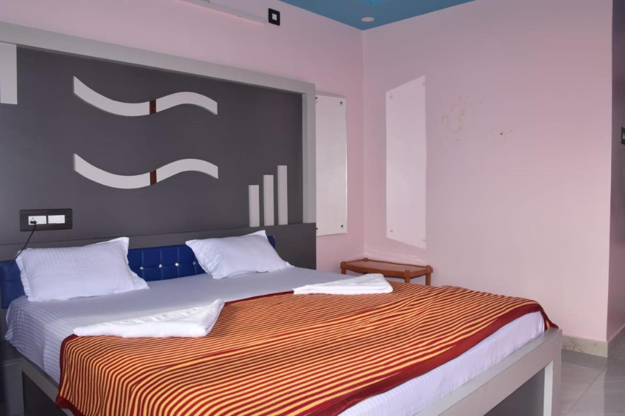 Coconut Homestay Хампи Екстериор снимка