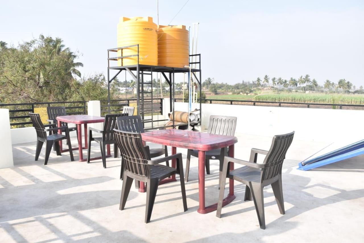 Coconut Homestay Хампи Екстериор снимка